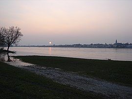 Le Fresne-sur-Loire seen from the south bank of the Loire, during high water.