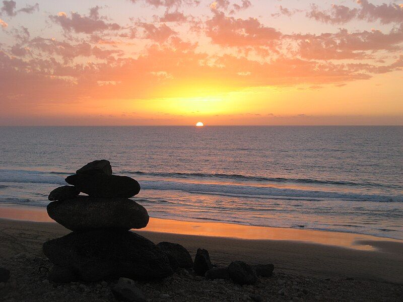 File:Fuerteventura sunset leftrocks.JPG