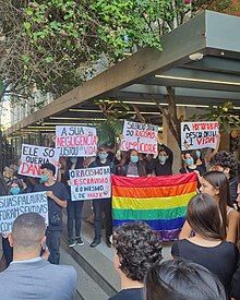 Image of the demonstration, in front of Colégio Bandeirantes, 1 week after a case of suicide