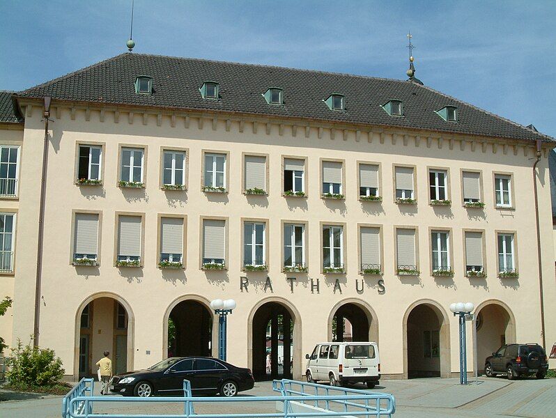 File:2006-06-09-1145-FT-Rathaus01.jpg