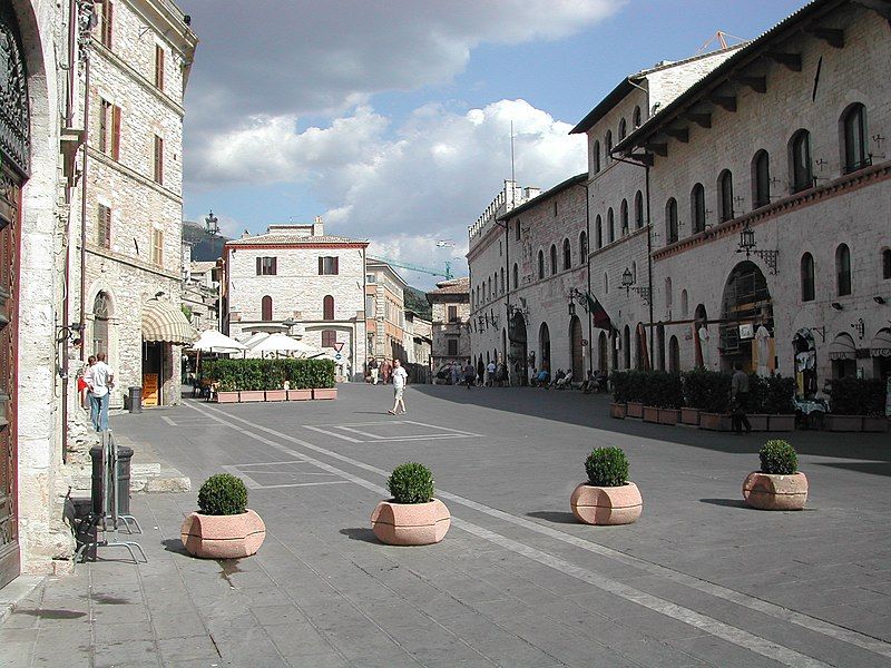 File:Assisi Square.JPG