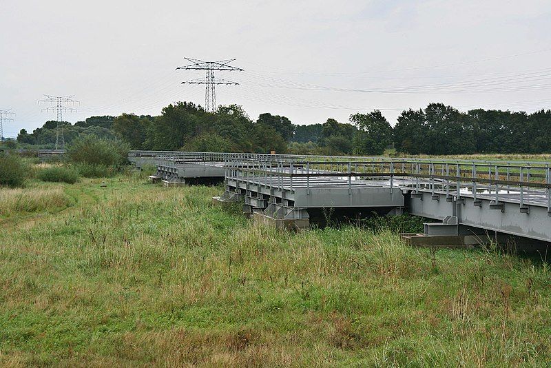 File:Baustraße-Saale-Elster-Brücke.jpg