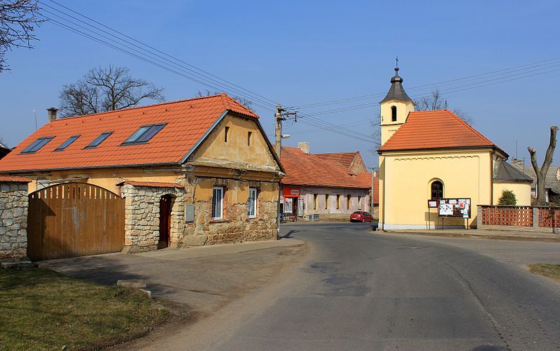 File:Chrášťany, east chapel.jpg