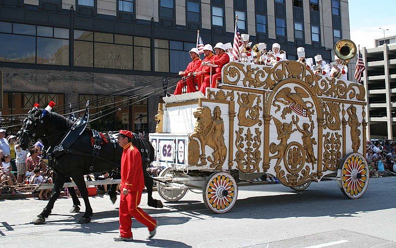 File:Circus-Parade white-bandwagon Jul09.jpg