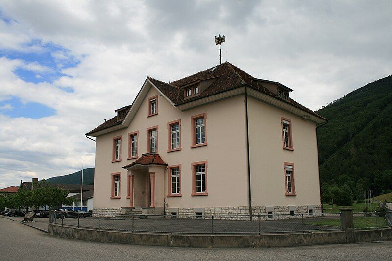 File:Herbetswil Schulhaus 7889.jpg