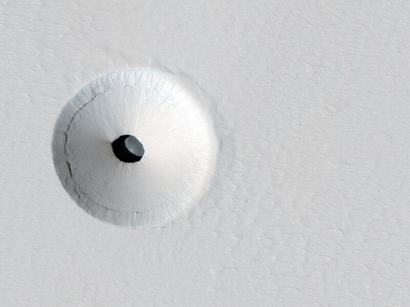 File:Hole on Mars.jpg