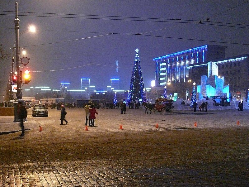 File:KharkovDzerghinskySquareNewYearNight.JPG