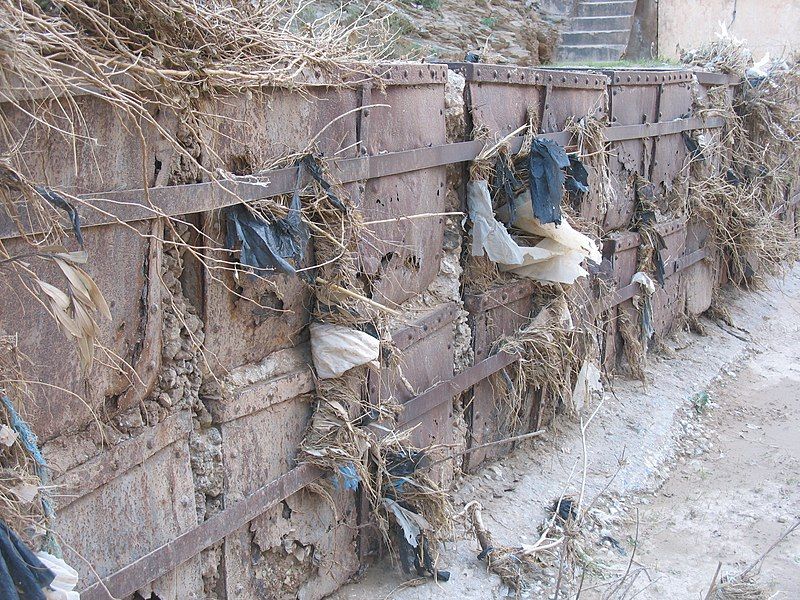 File:Mine-tub retaining wall.jpg