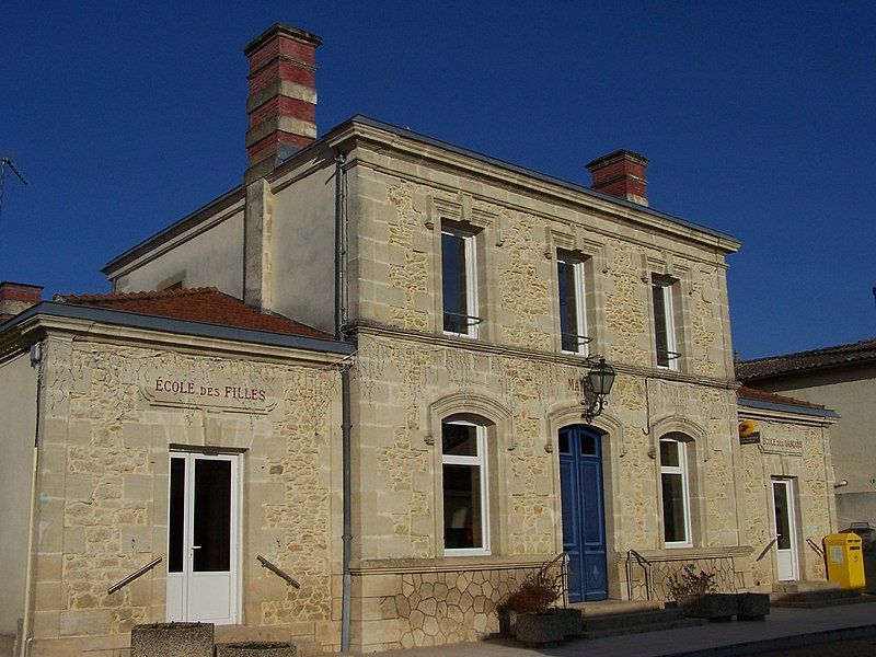 File:Pujols-sur-Ciron Mairie.jpg