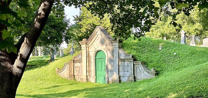 File:Union Cemetery vault.jpg