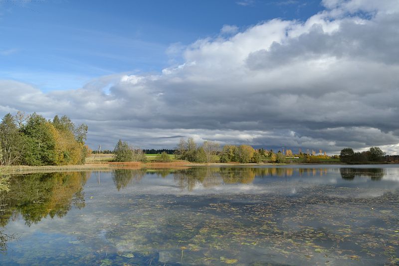 File:Vahakulmu paisjärv (Valgejõgi).jpg