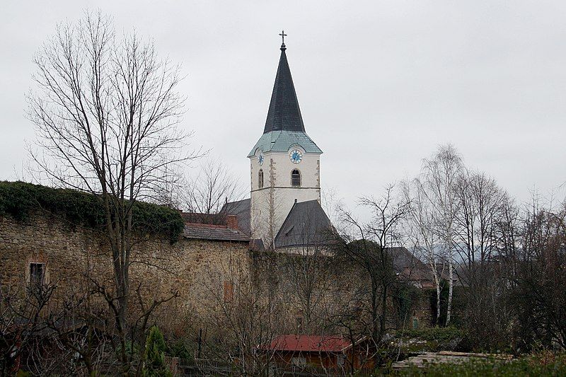 File:Weitra stadtmauer 2.jpg