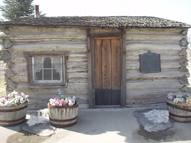 File:WellingtonUtahCabin.jpeg