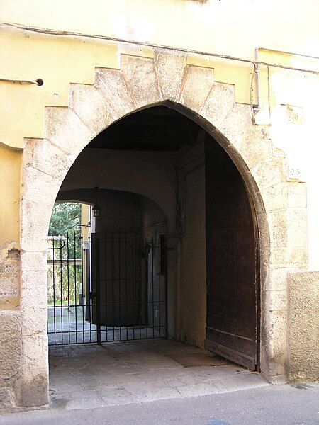 File:Arco acuto canzo.JPG