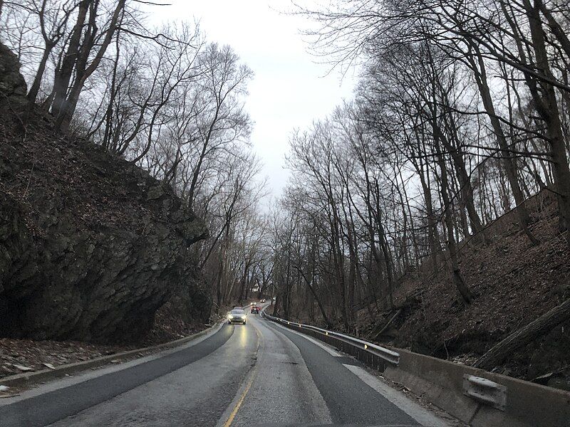 File:Hanging rock kop.jpg