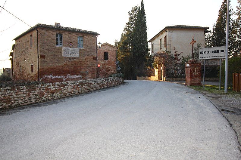 File:MontalcinoMonterongriffoliBorgo1.jpg