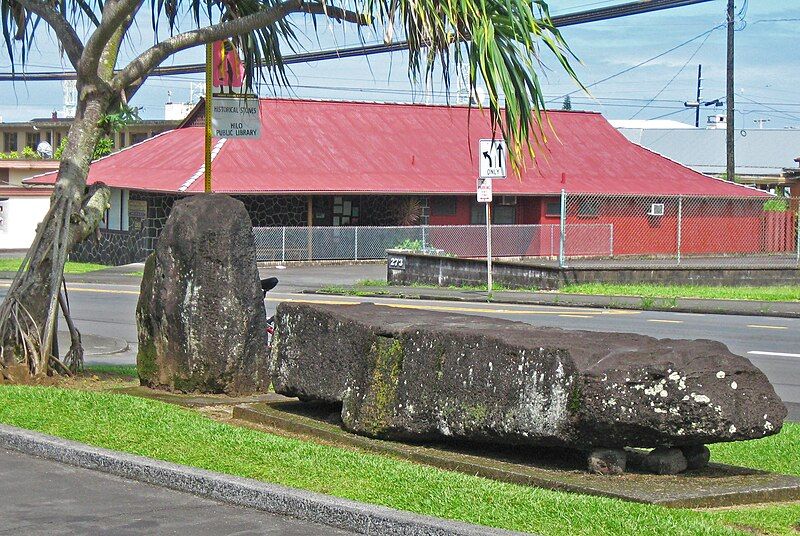 File:Naha Stone, Hilo.jpg