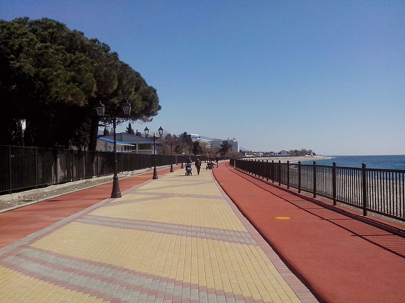 File:Promenade in Adler.jpg