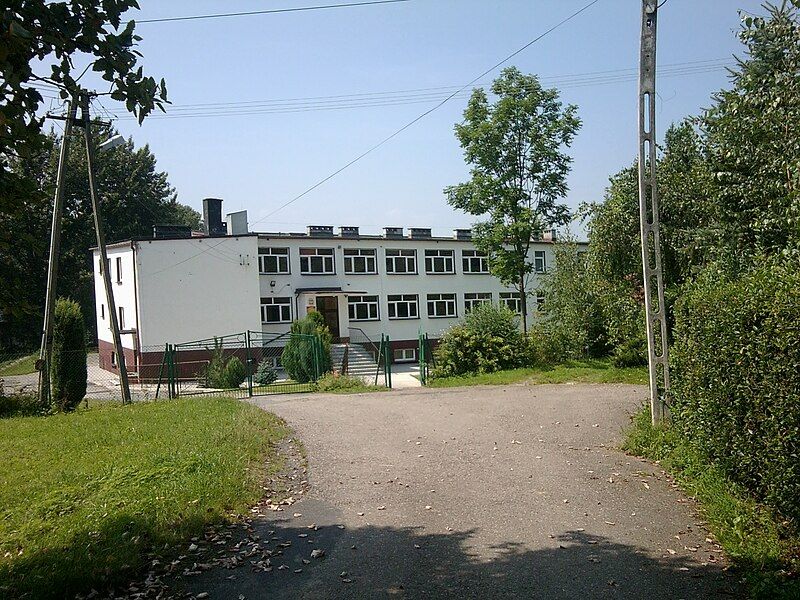 File:Rogi - szkola.jpg