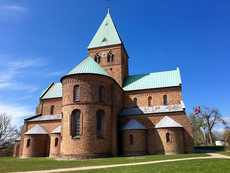 File:Sankt Bendts Kirke.jpg