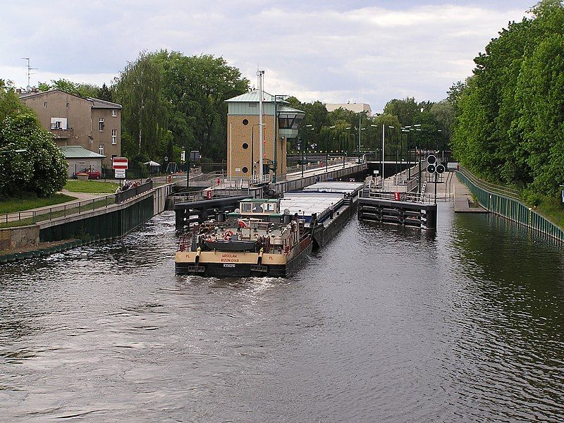 File:Schleuse Spandau.jpg