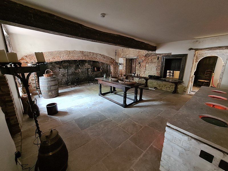 File:Athelhampton Elizabethan Kitchen.jpg