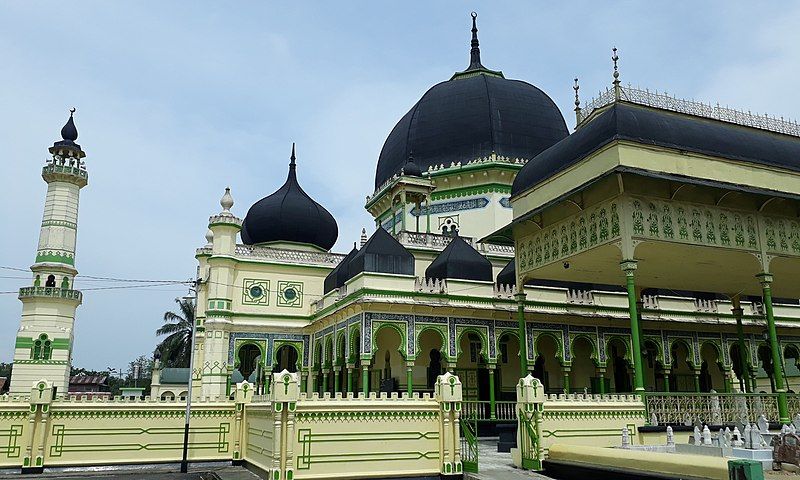 File:Azizi Mosque side.jpg