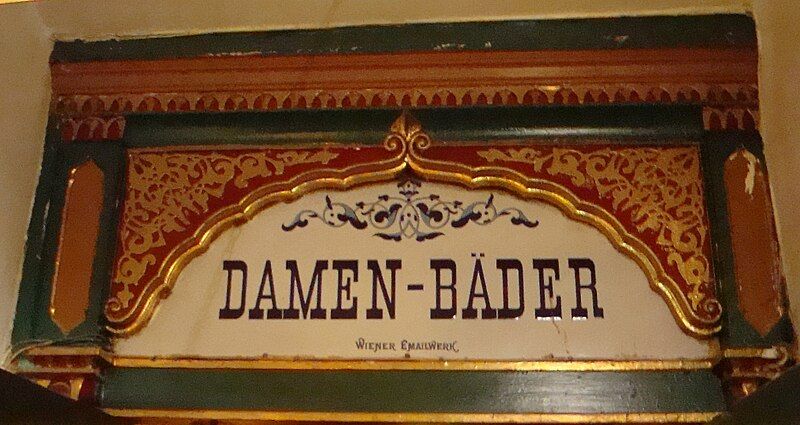 File:Damen-Baeder.jpg