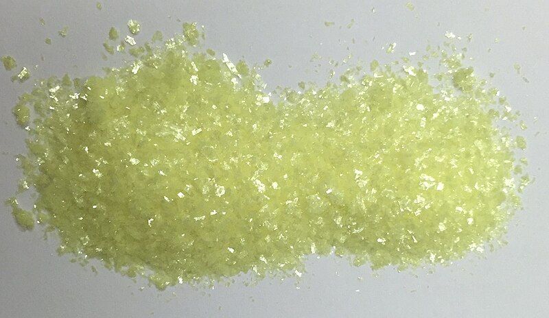 File:Dibenzylideneacetone Crystals.jpg