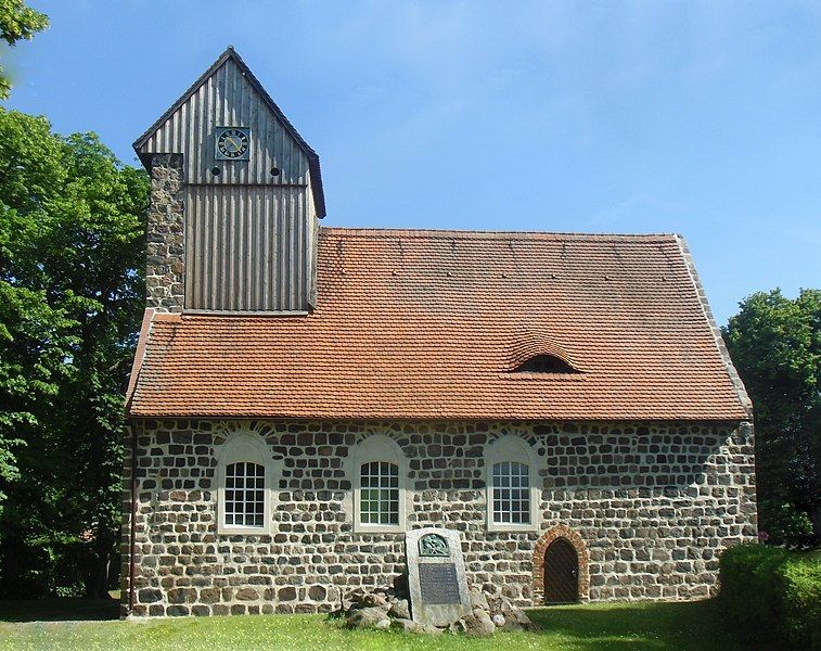 File:Dorfkirche Kampehl.JPG