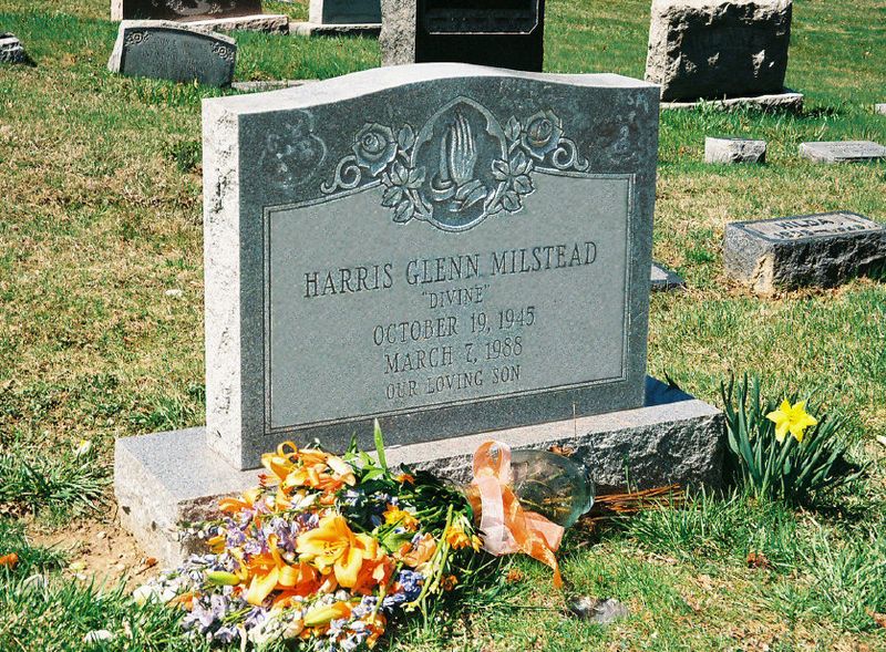 File:Glenn Milstead grave.jpg