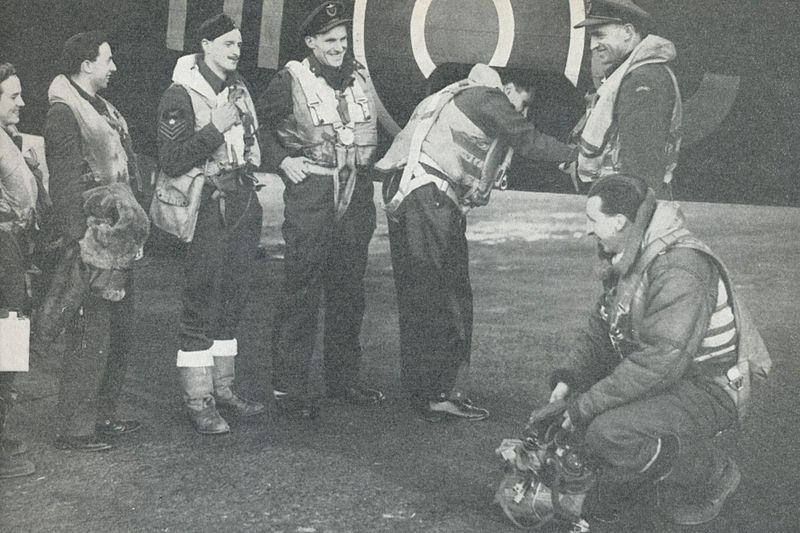 File:Halle vikholt crew.jpg