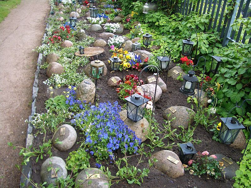 File:Helsinki-cemetery-mini-gravestones-1841.JPG