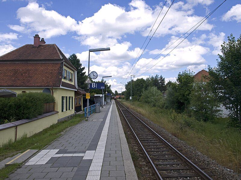 File:Hohenschäftlarn station.jpg