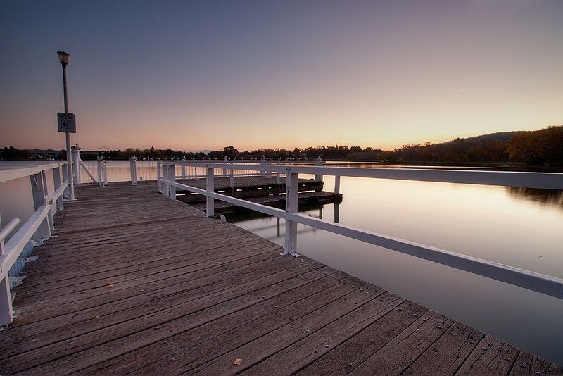 File:Lake Burley Griffin.jpg