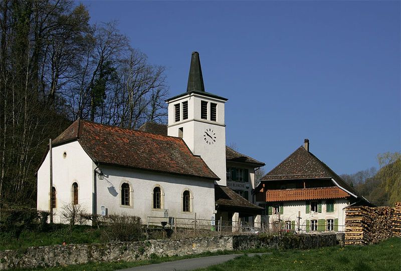 File:Les-Clees-Kirche.jpg