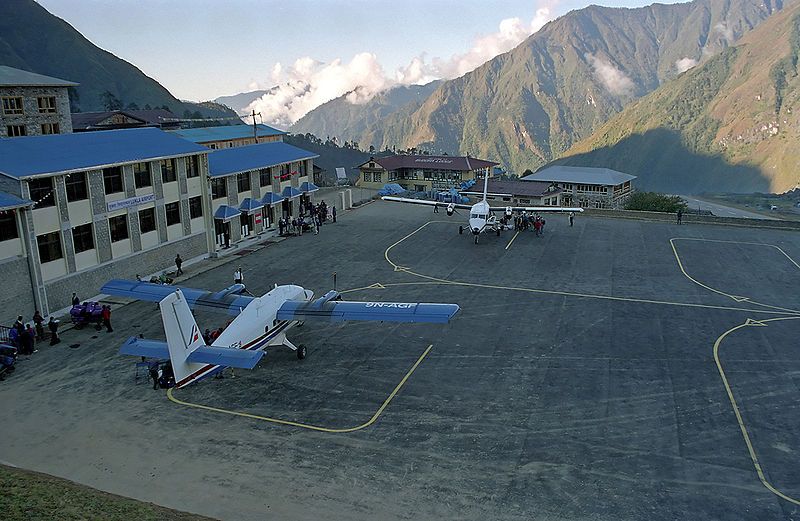 File:Lukla 2001 b.jpg