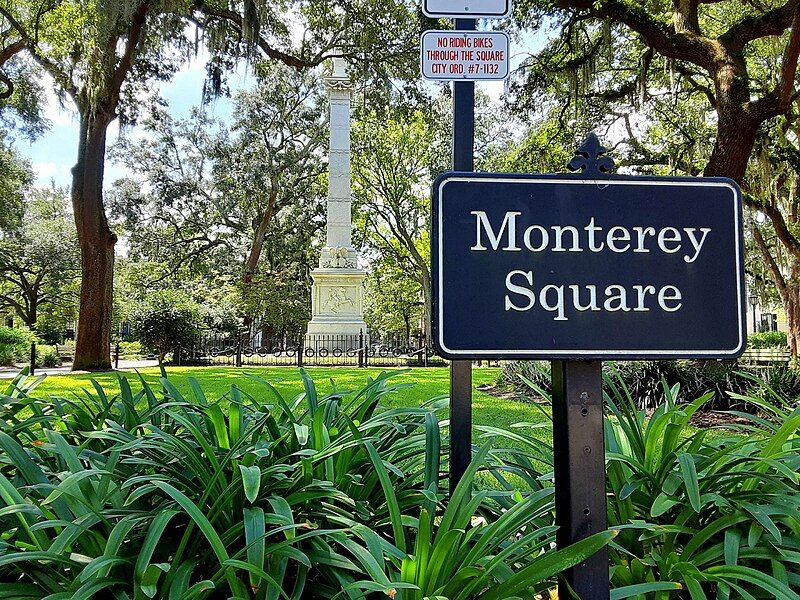 File:Monterey Square, Savannah.jpg