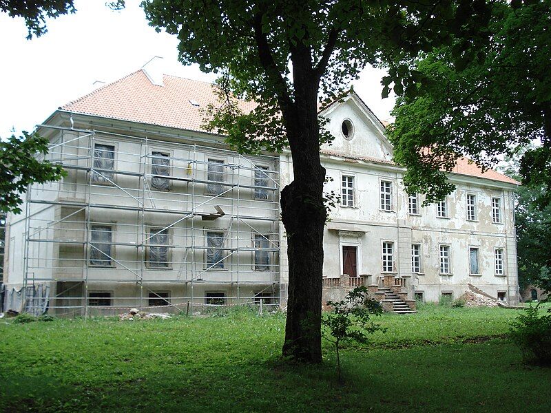 File:Nakomiady-Gutshaus-Eichmedien.JPG