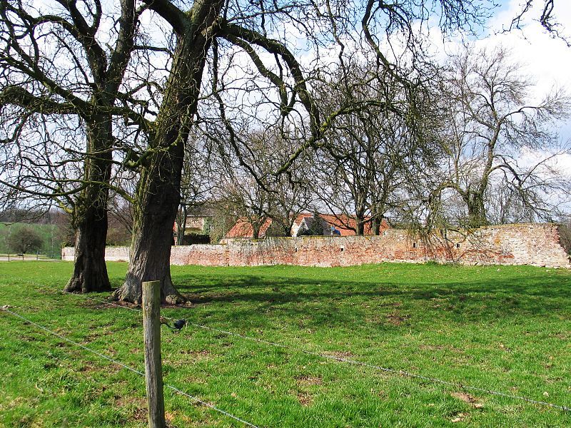 File:Omwalling1 hougoumont.jpg