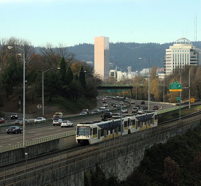 File:PortlandMAX-I84.jpg