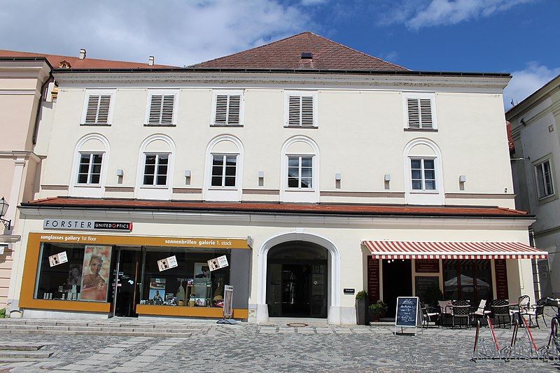 File:Rathausplatz6Melk.JPG