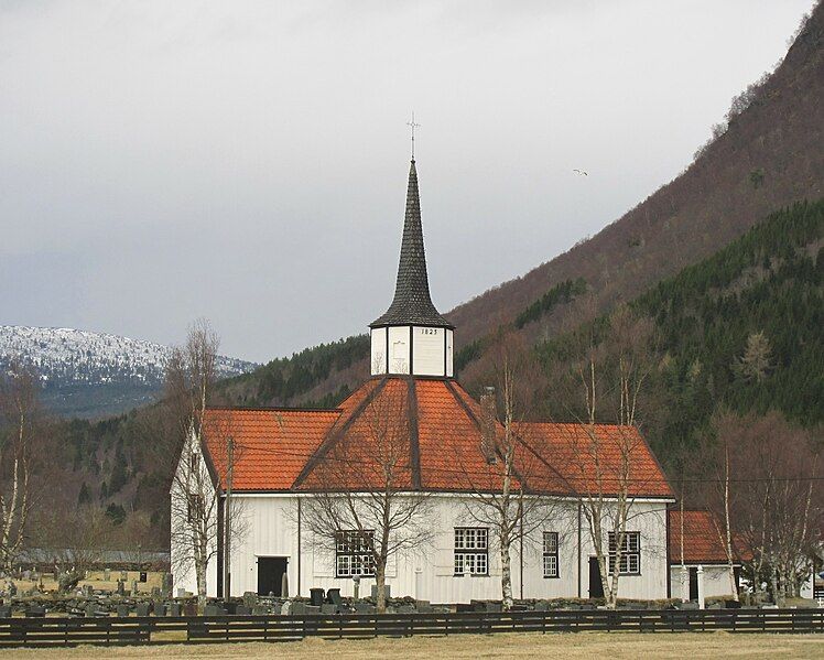 File:Tresfjord kyrkje.JPG