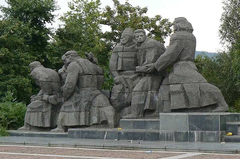 File:Trudovets-partisans-monument.jpg