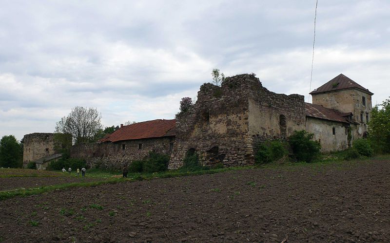 File:Ukraine.Zolotiy Potik.Castle01.jpg