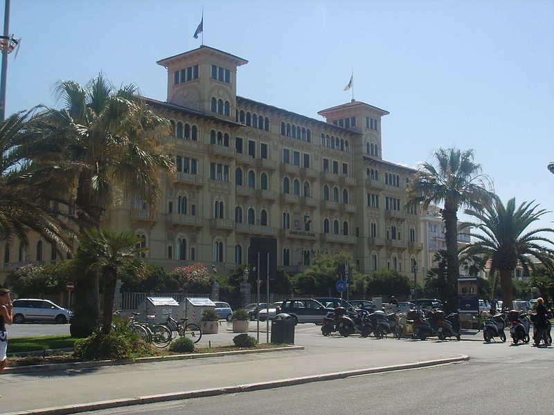 File:Viareggio, royal 1.JPG