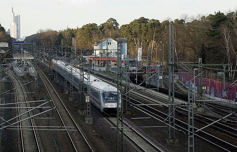 File:Bahnhof Neu-Isenburg Gleisfeld.jpg