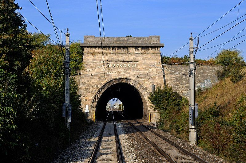 File:Busserltunnel Südportal.jpg