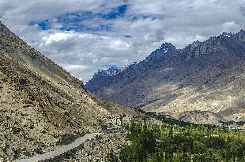 File:Enroute Hushe Valley.jpg