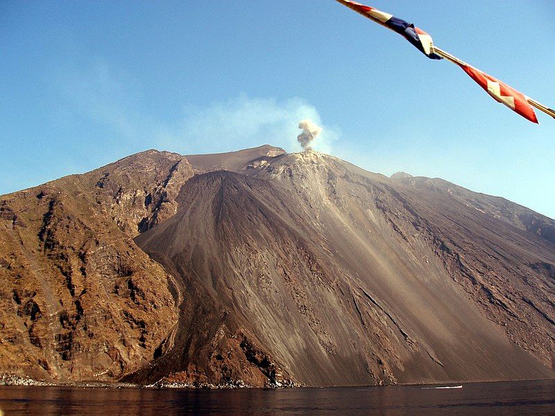 File:Eruption of Stromboli.JPG